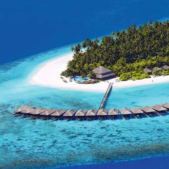 Hutjes in de mooie helderblauwe zee bij een eilandje op de Malediven